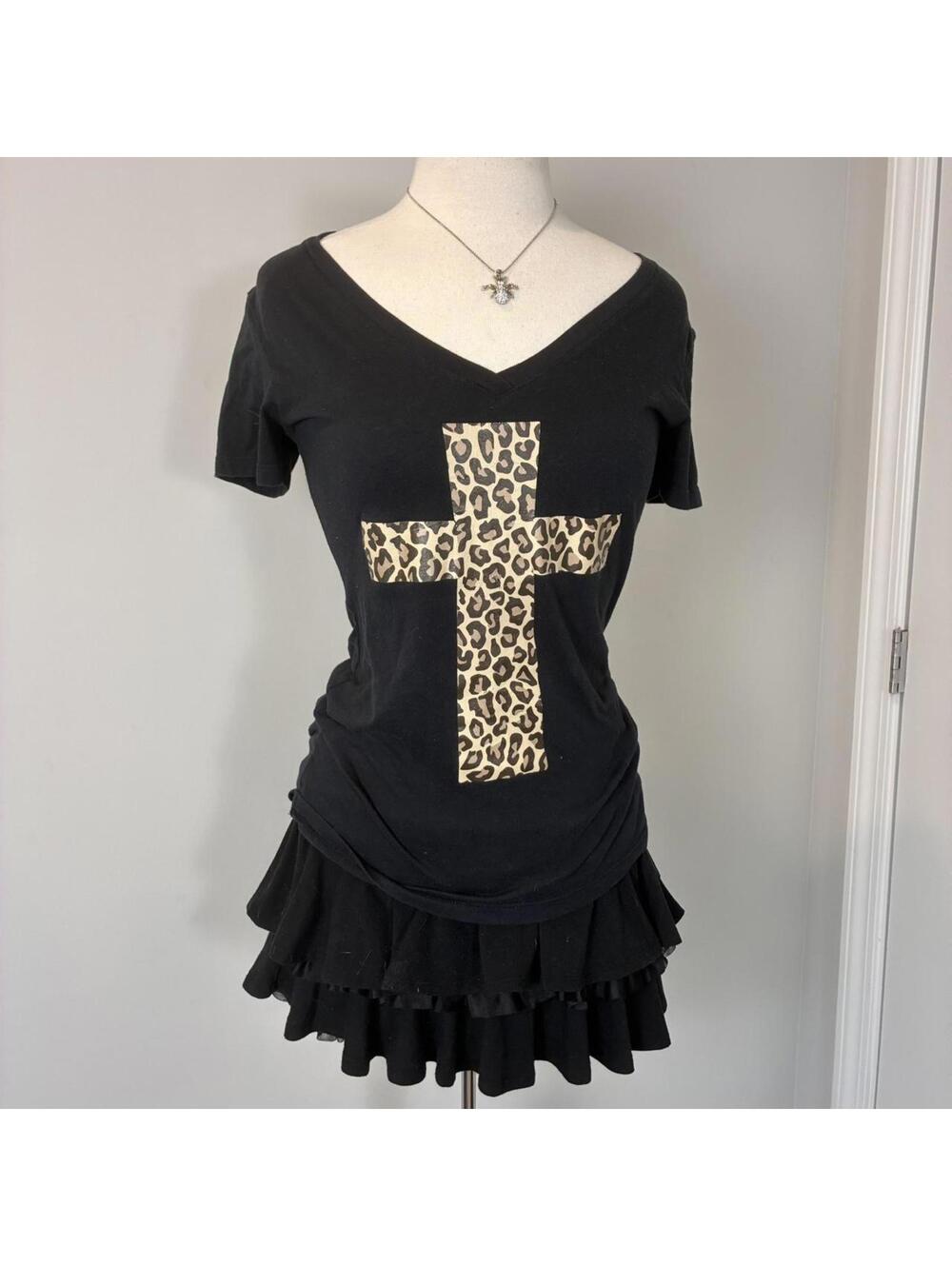 adorable black fitted tee with leopard print cross size medium womens